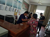 给残疾人发放慰问品