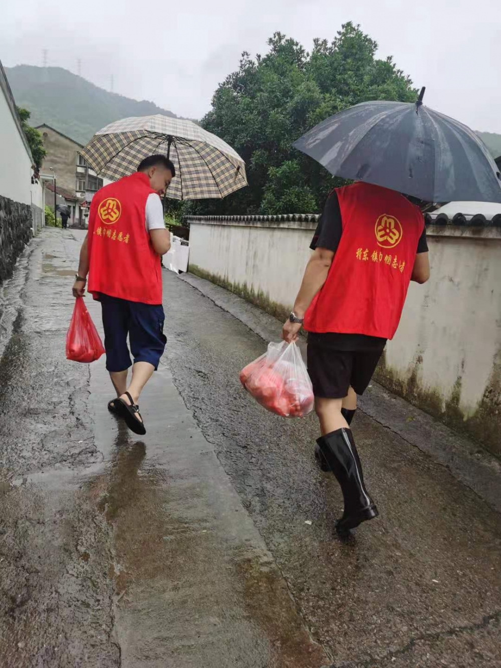 防汛转移老人以及慰问村民