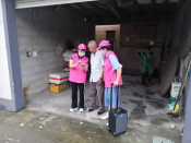 巾帼志愿者宣传并指导老年朋友如何打开健康码