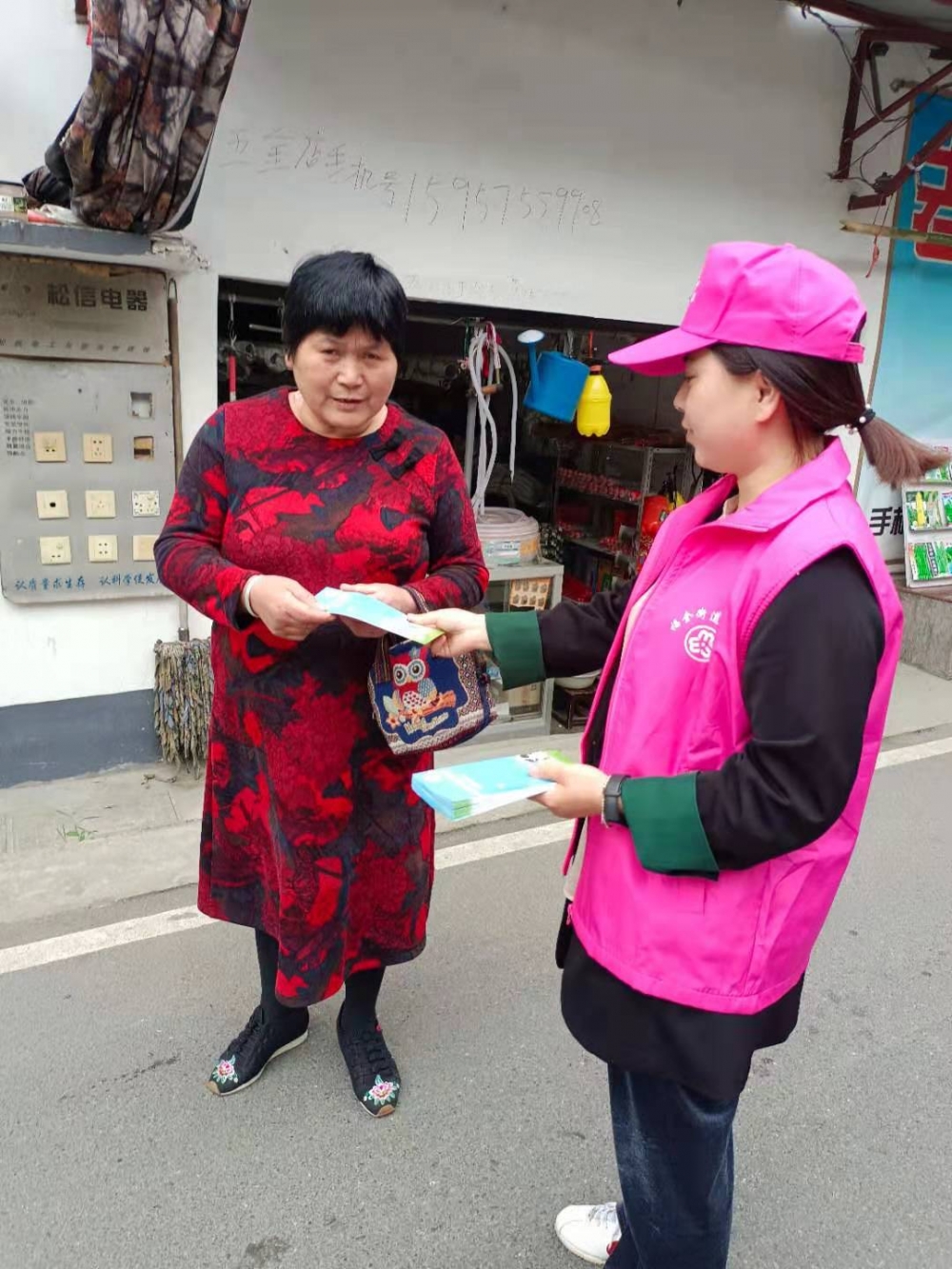 梅峰村志愿者生活垃圾管理条例宣传