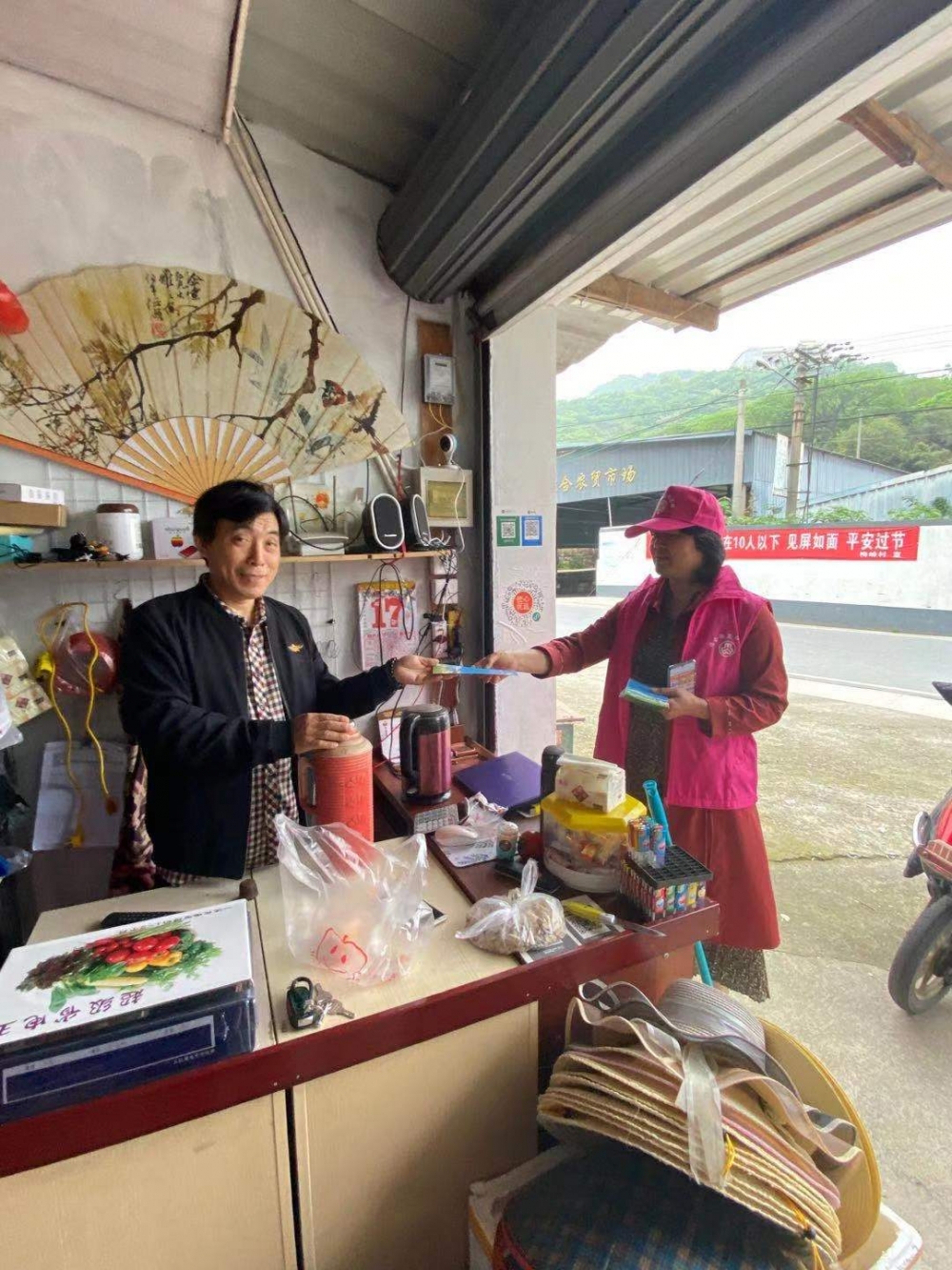 梅峰村志愿者生活垃圾管理条例宣传