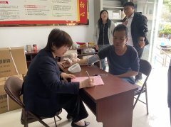 梅峰村免费测血压活动