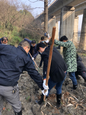 和门程村委领导组织党员同志进行植树绿化环境