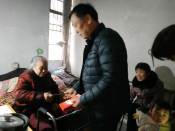 志愿者慰问村内困难户