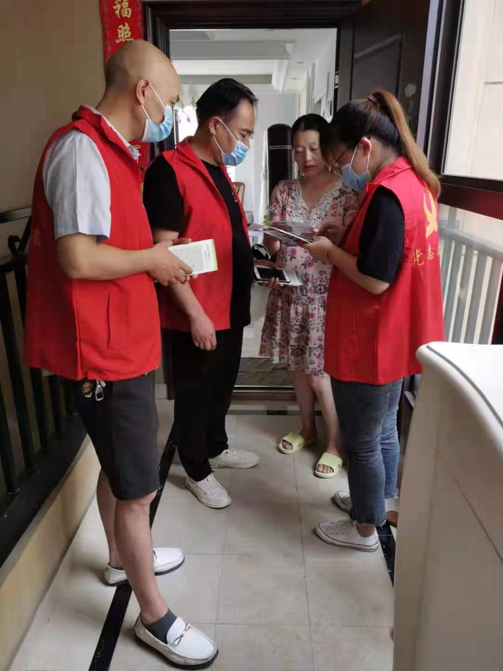 龙城社区青年志愿者对小区居民进行越惠保进行上门宣传