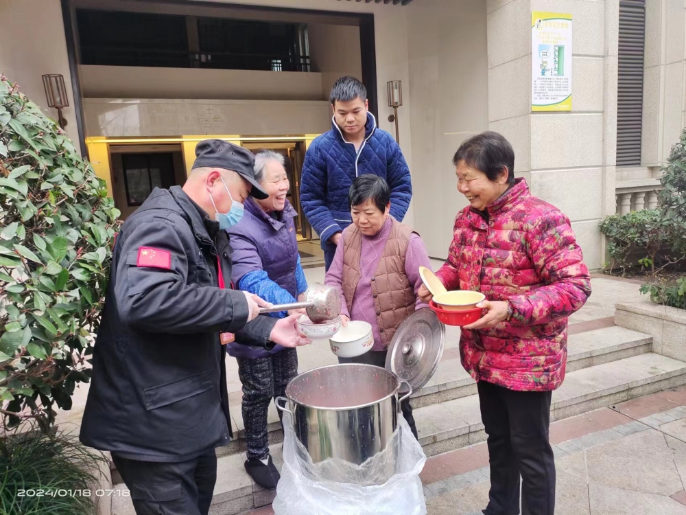 纺都社区腊八送粥志愿活动