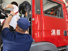 纺都社区开展消防车知识活动