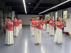 纺都社区开展走秀课堂