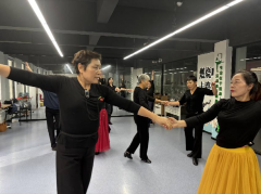 纺都社区开展交谊舞活动