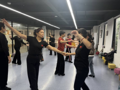 纺都社区开展交谊舞课堂