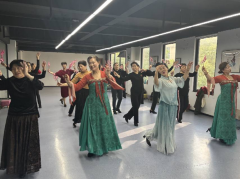 纺都社区开展走秀活动