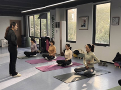 纺都社区开展瑜伽培训公益活动