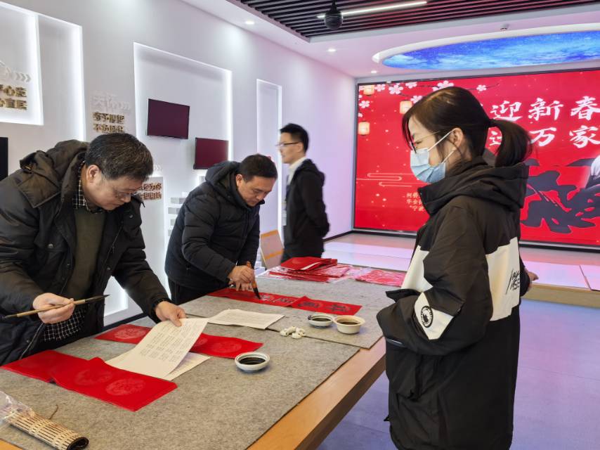 纺都社区开展迎春送对联活动