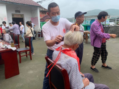 兴联村为村民义剪志愿活动[