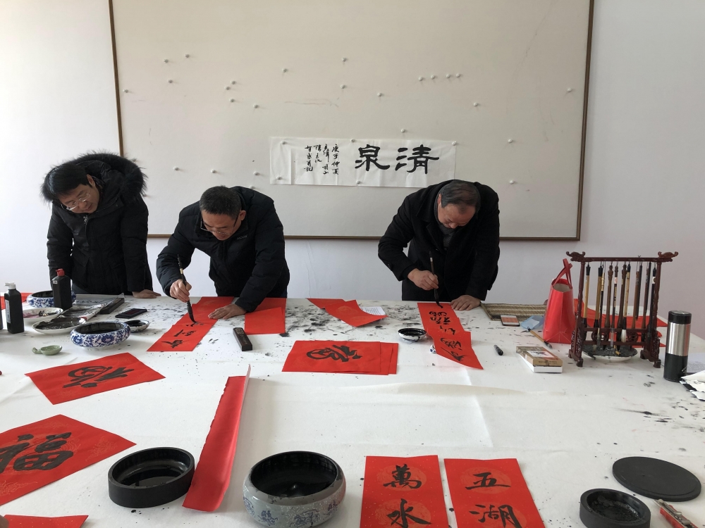 王化村组织志愿者参加写春联活动