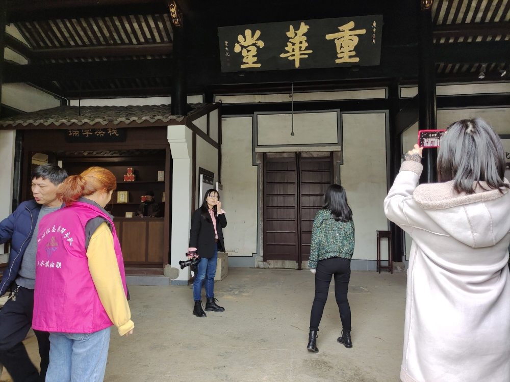 王化村组织志愿者陪同参观者参观茶文化馆