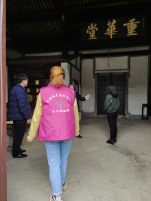 王化村组织志愿者陪同参观者参观茶文化馆