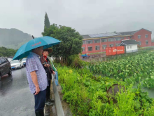 王化村开展台风天气道路水库安全排查志愿活动