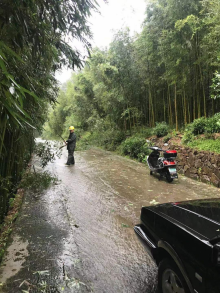 王化村开展台风天气道路水库安全排查志愿活动