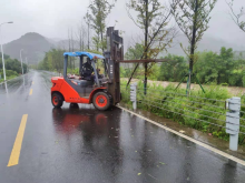 王化村开展台风天气道路水库安全排查志愿活动