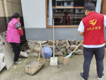 王化村开展台风过后环境整治志愿活动