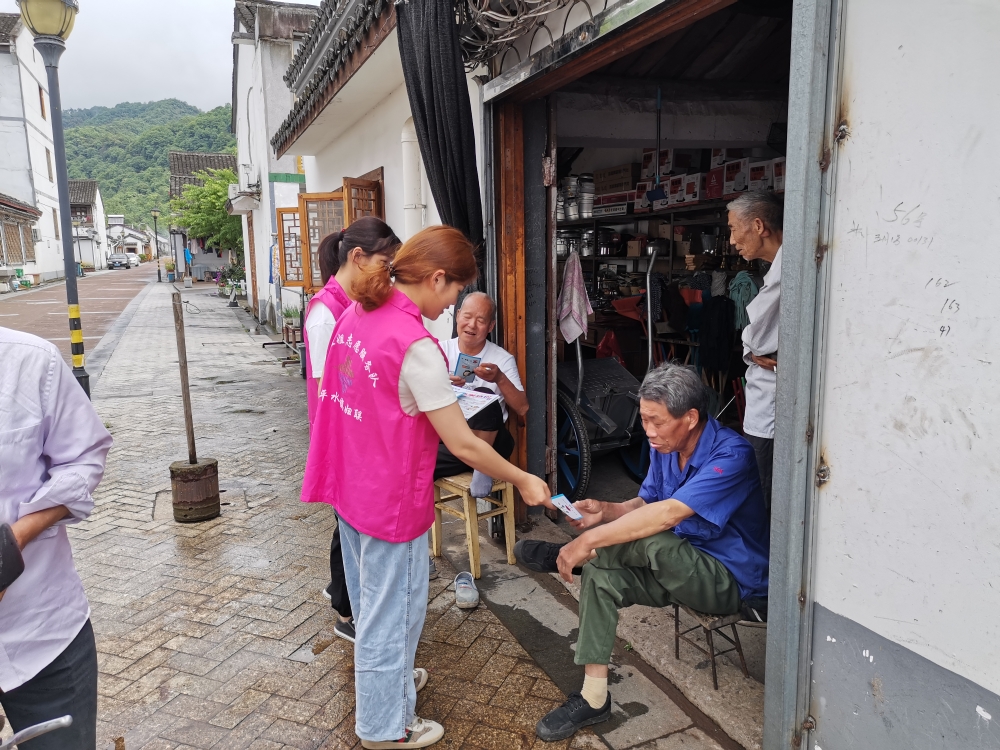 王化村开展禁种铲毒巡查志愿活动