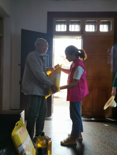 绍兴市妇保医院赴王化村上门义诊并慰问计生困难户