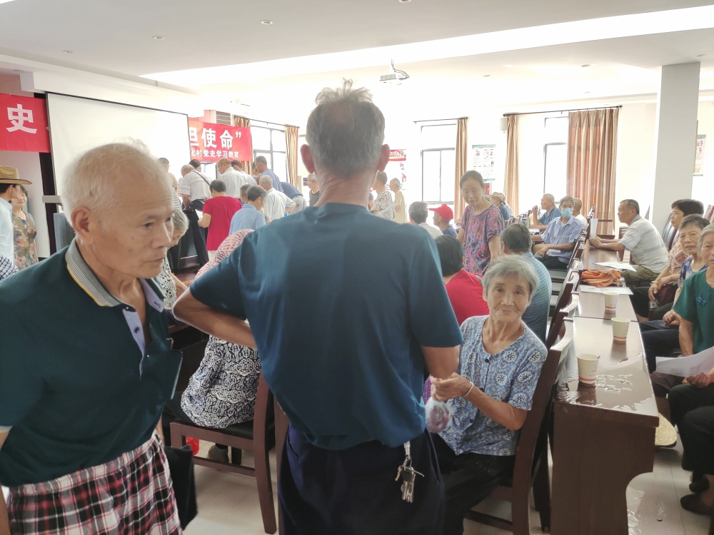 王化村开展老年人换第三代市民卡活动