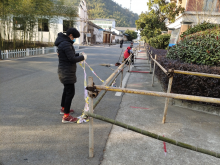王化村开展第二次核酸检测场地布置志愿活动