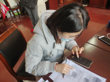 王化村开展第二次核酸检测场地布置志愿活动