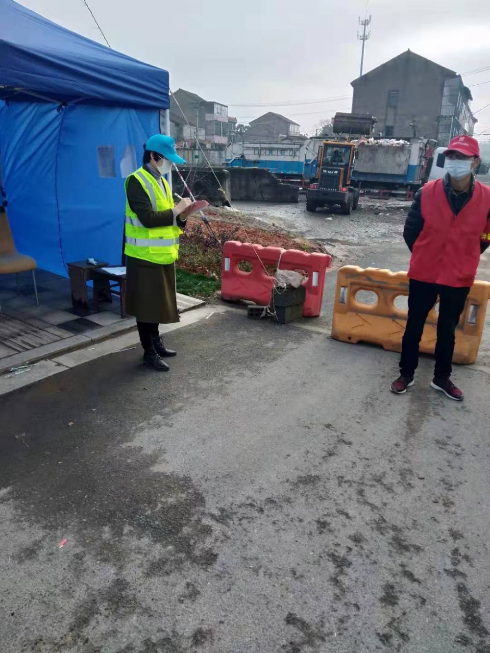 志愿者疫情守小门