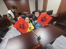 大手握小手写春联活动