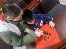 大手握小手写春联活动