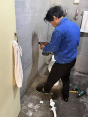 爱心扶手进家门，守护长者平安路