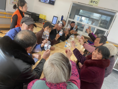 大山西村老年人压花书签制作活动