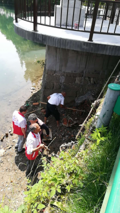 志愿者下村清理河道垃圾