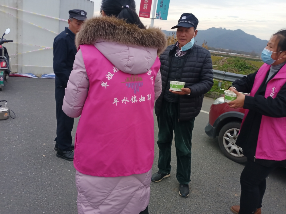 给卡口值勤人员送饺子