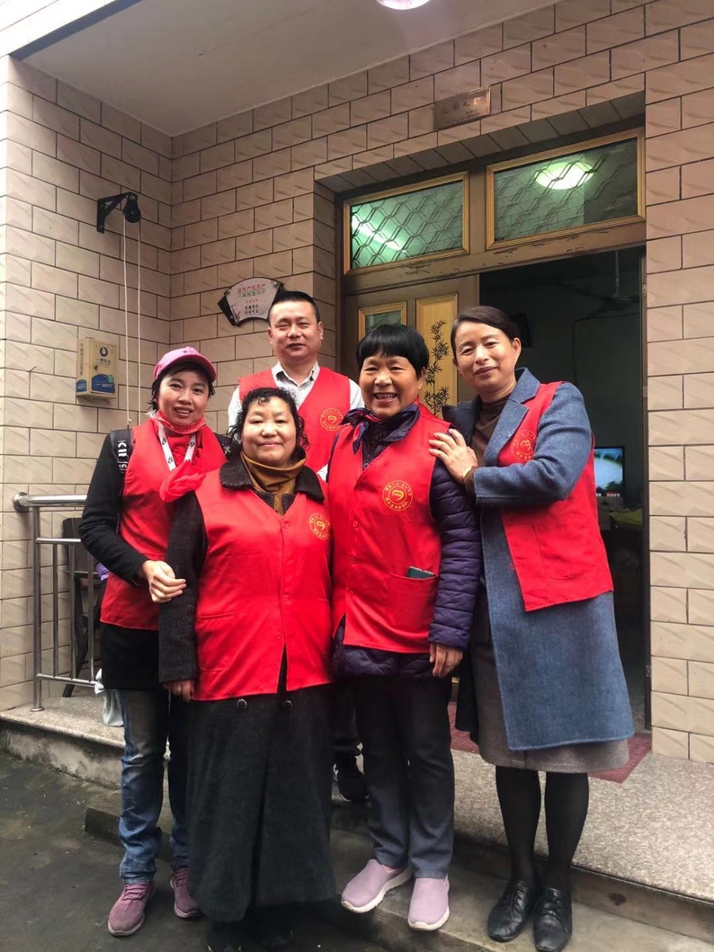 峡山村建党一百周年慰问光荣在党50年老党员志愿活动