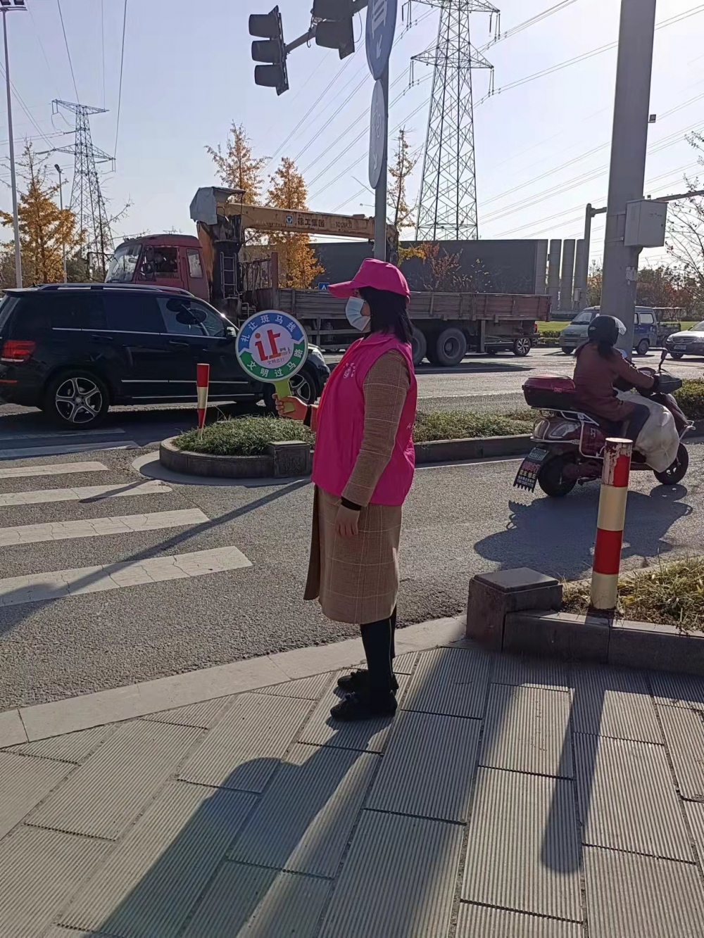 峡山村礼让斑马线