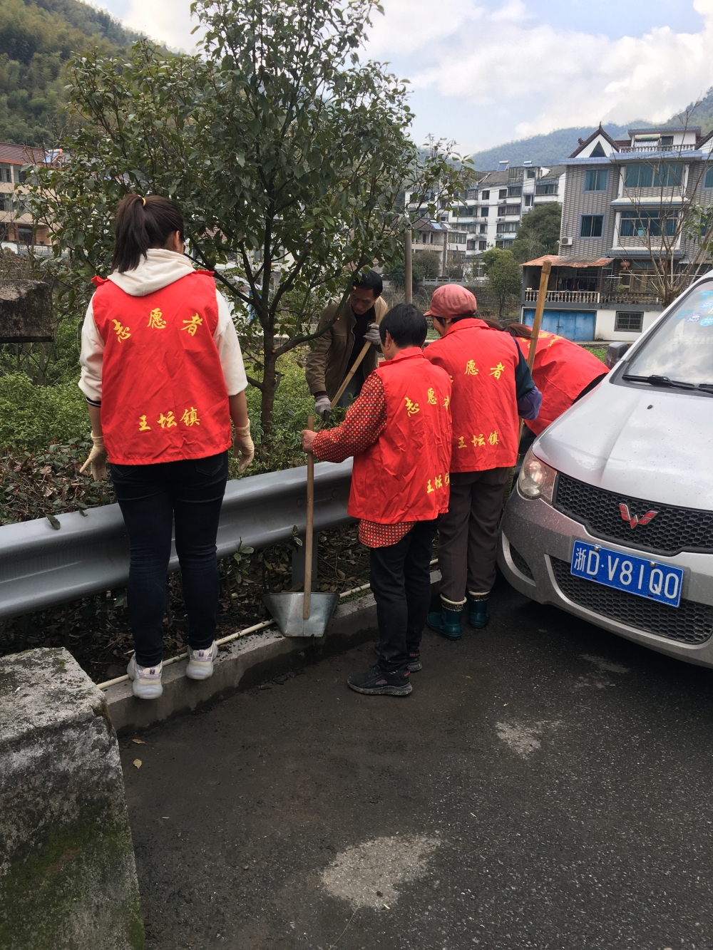 新华村志愿者开展环境卫生打扫志愿活动