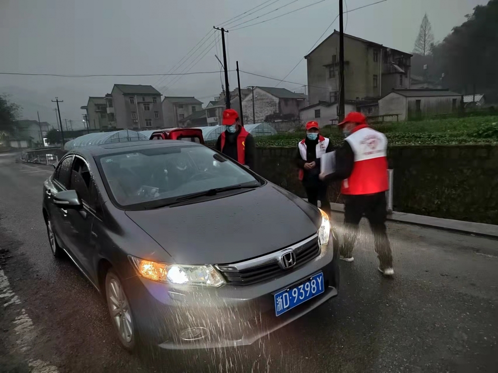 守小门——雨中坚守，绝不松懈