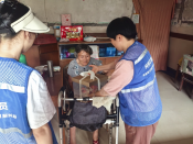 为村内高龄老人送上生日祝福