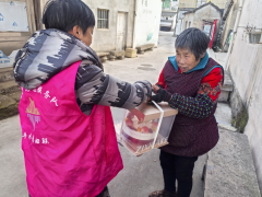 为村内老人送祝福
