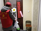 为隔离人员送物资