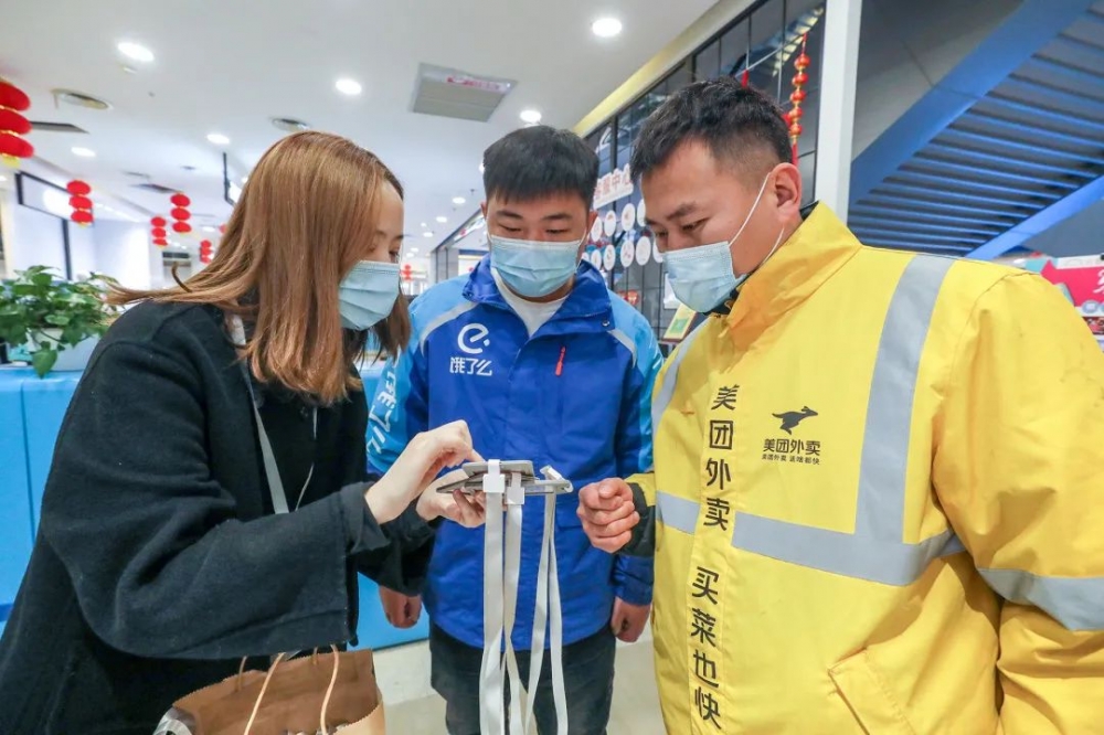 柯桥市场监督管理局志愿服务一队绘制“阳光餐饮”综合体食安指数“三色”地图