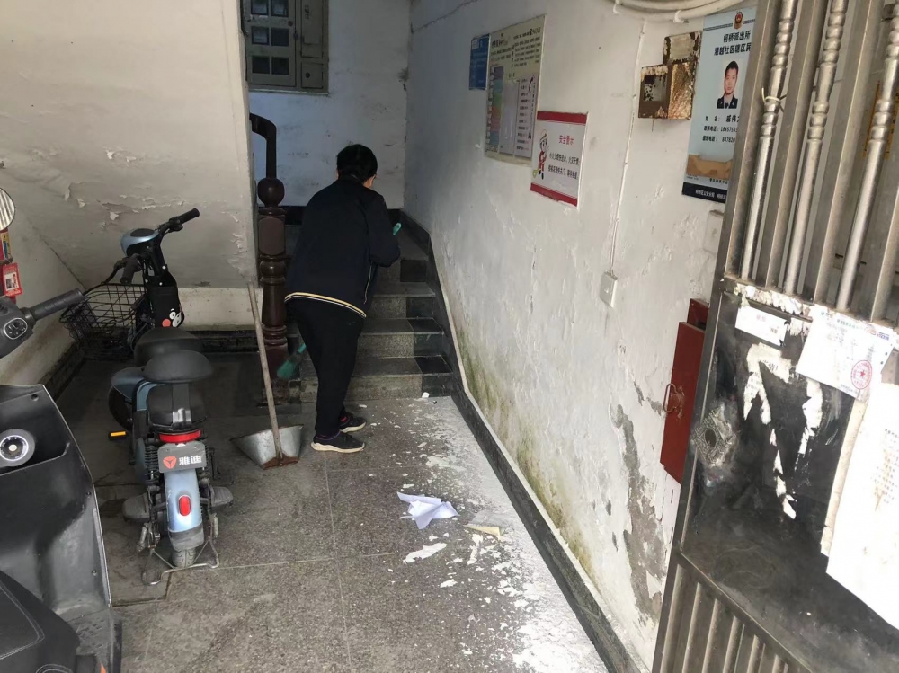 港越社区楼道清扫