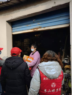 给隔离人员家属送慰问品
