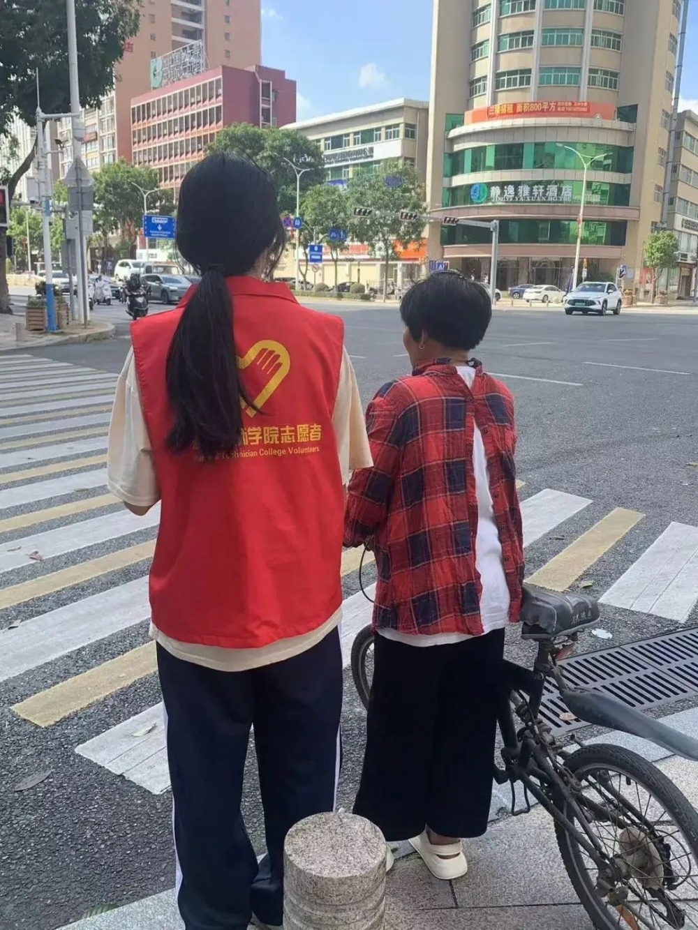 文明通行 路口护航