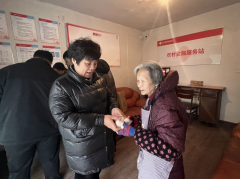 福全街道尹家坂为老年公寓老人发放鸡蛋