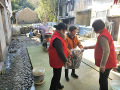喻宅村开展为困难人员送温暖活动